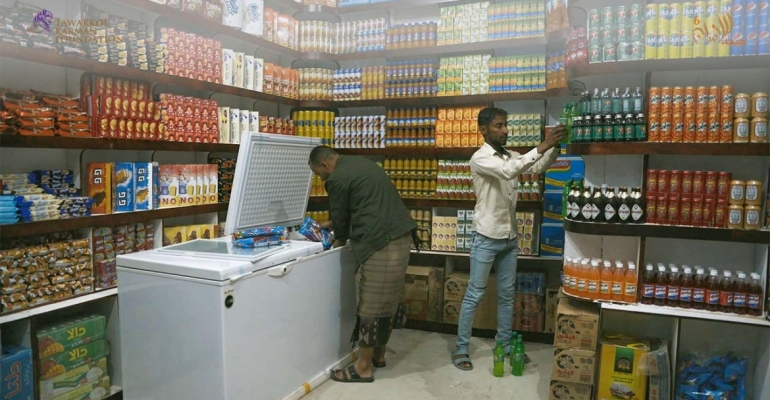 مؤسسة توكل كرمان تمول متجرًا متكاملًا لنازحة في مأرب بعد سنوات من الفاقة